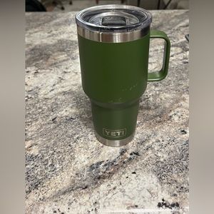 Yeti 30oz Rambler w/ Stronghold lid